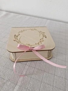 Dřevěná krabička "Kvítí v kruhu"