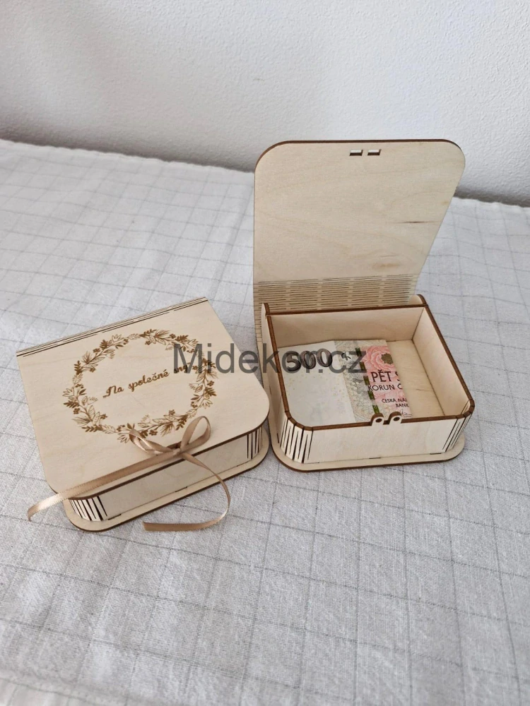 Dřevěná krabička "Kvítí v kruhu - Na společné sny"