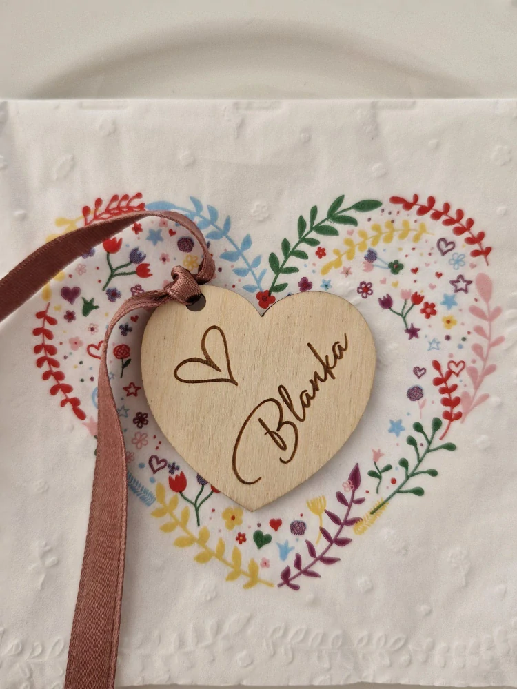 Svatební cedulka se jménem "srdce"