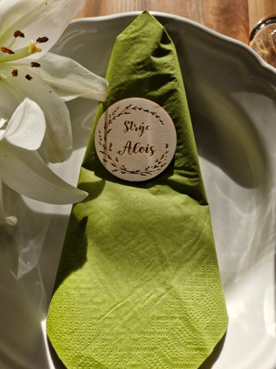 Jmenovka na svatební stůl