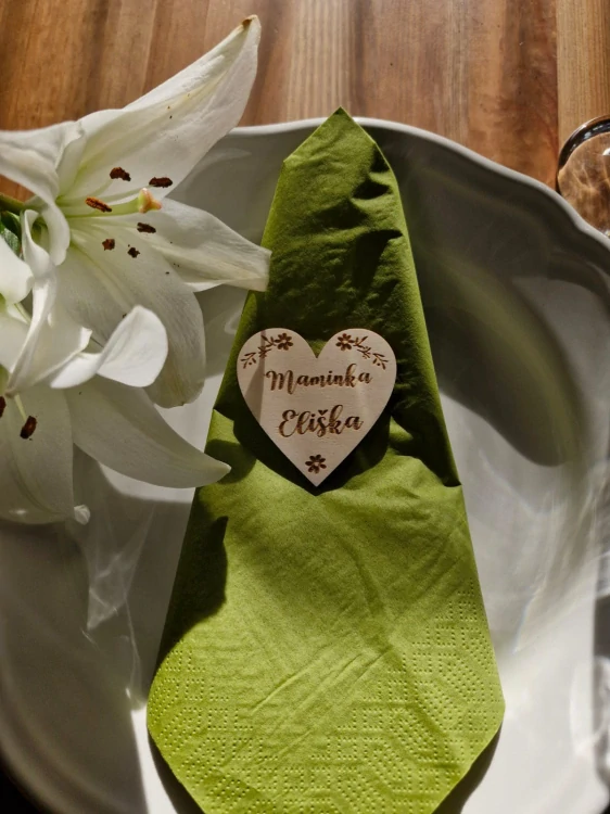 Jmenovka na svatební stůl